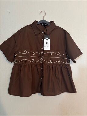 2Fifty Brown Short-Sleeve Peplum Button-Down Shirt with Contrast Stitching
